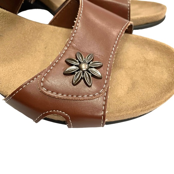 Nicole Brown Slip On Wedge Sandal Heels Velcro Strap Silver Flowers size 8 Wide - Picture 11 of 11